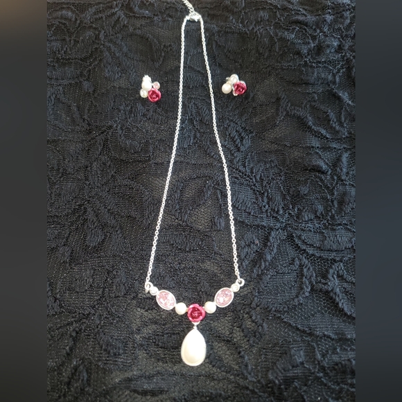 AVON Fit for a princess necklace and earrings set. - Picture 3 of 6